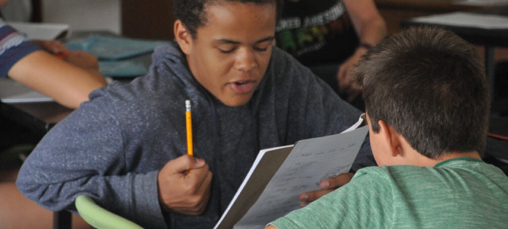 kids collaborating on a project - slideshow pic